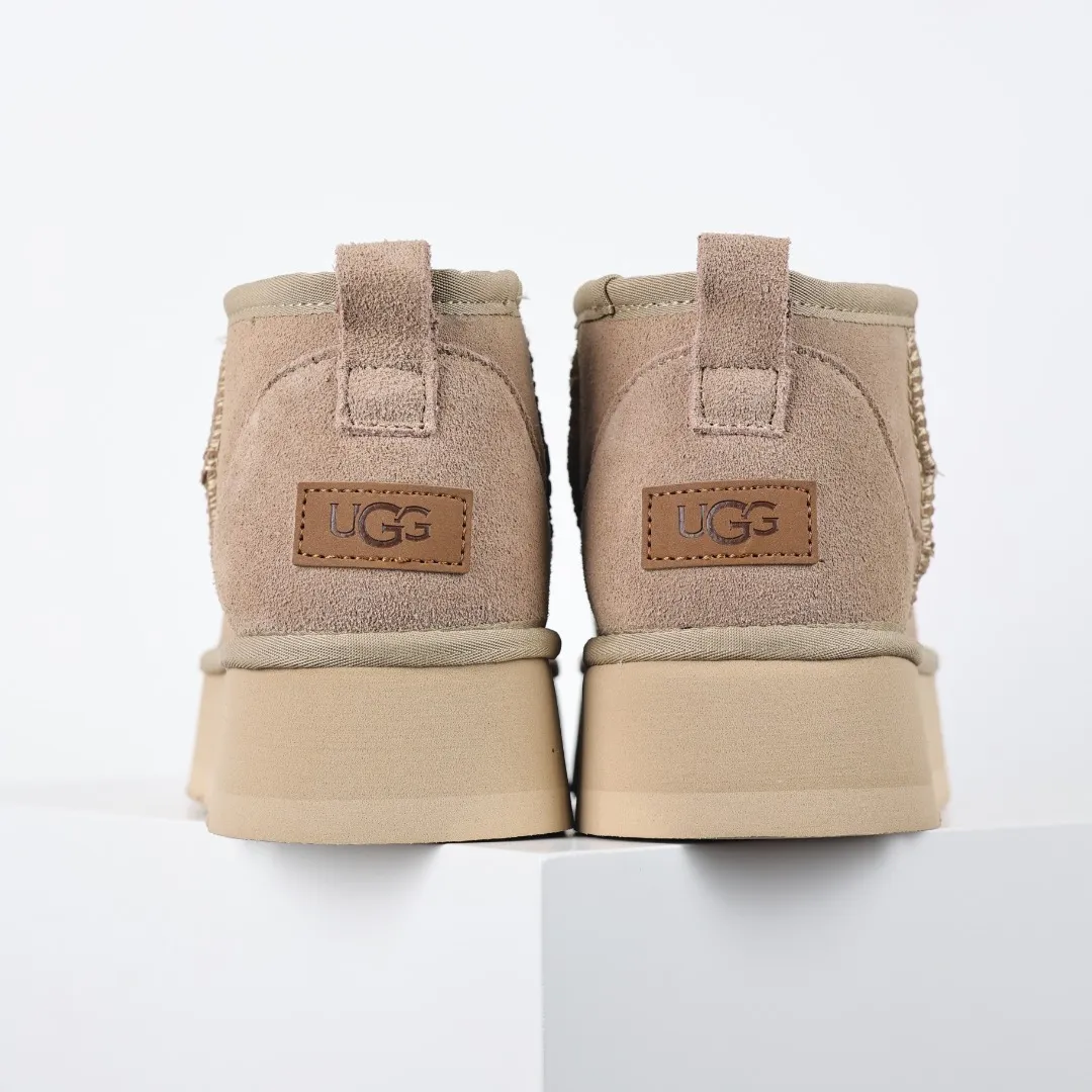 Pick up locally 💰440 The core recommendation is good price E4 UGG Thick-soled short style Zhou Dongyu and Wang Yibo's same series Xiaohongshu popular model Henan Longfeng leather production Cashmere insole is a very suitable choice for keeping warm in winter when going out and at home. In the new year, uug launched a style series, which is partially geared towards the preferences of young consumers and has also been at the forefront of fashion trends. Shoe body material UGGPURE™ implanted wool insole Lightweight non-slip and comfortable rubber outsole With brand LOGO and complete packaging Size: 35 36 37 38 39 40